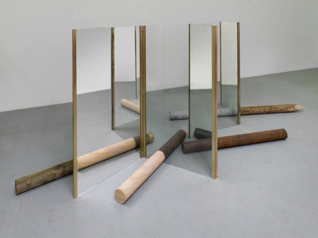 Alicja Kwade, rzeźba z metalowych prętów i luster, 2016