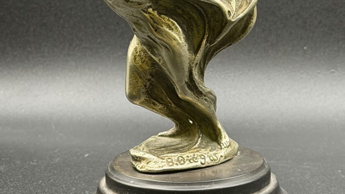 Bolesław Biegas, Femme au voile, maskotka samochodowa z posrebrzanego brązu na drewnianym cokole, wys. 13 cm