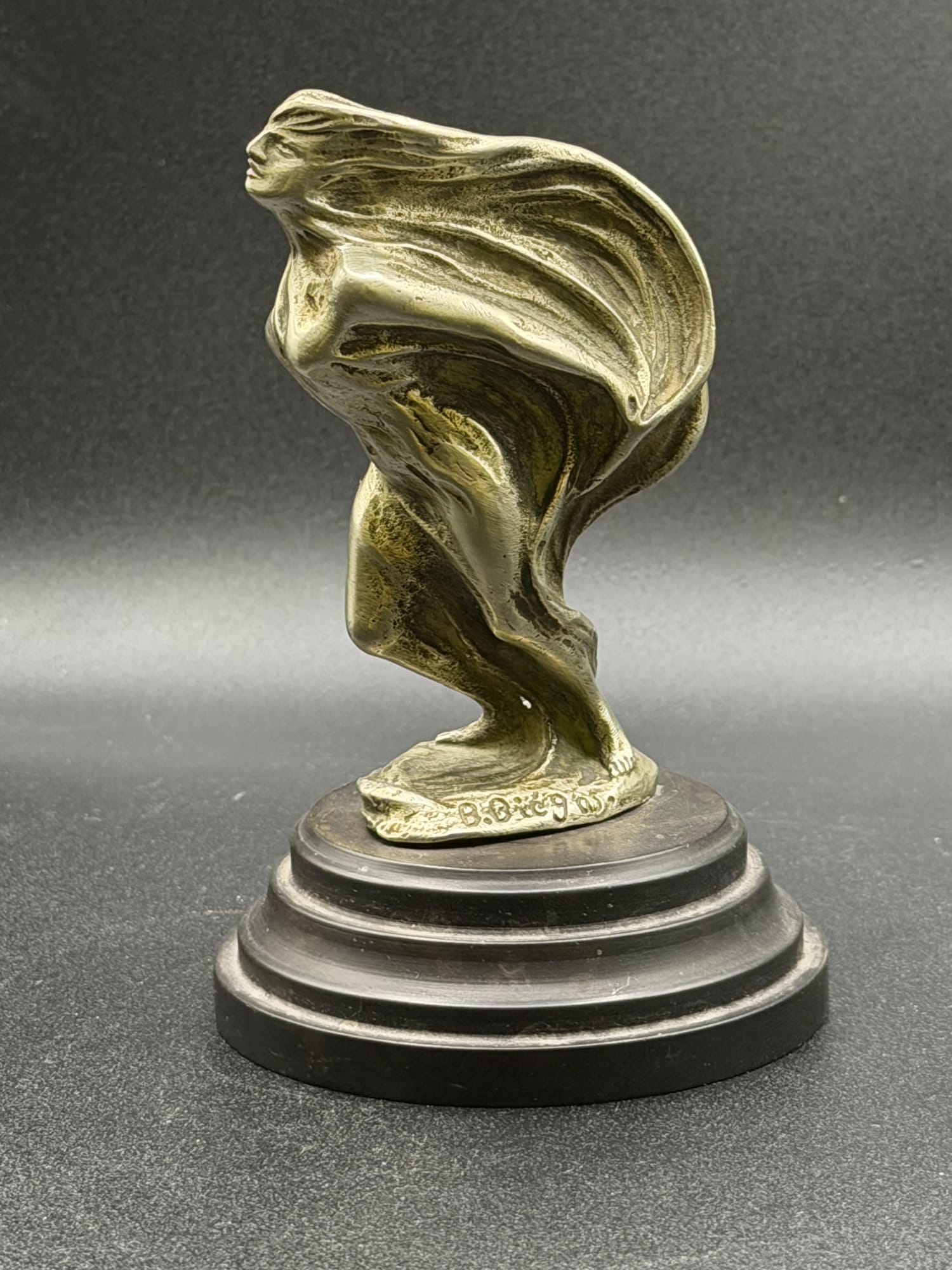 Bolesław Biegas, Femme au voile, maskotka samochodowa z posrebrzanego brązu na drewnianym cokole, wys. 13 cm